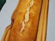 Una foto de budín de limón con aceite
