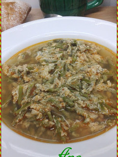Una foto de Sopa de espárragos del campo con huevo