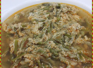 Foto principal de Sopa de espárragos del campo con huevo