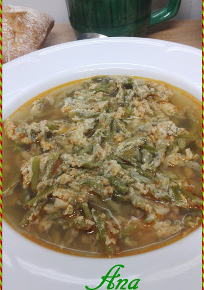 Una foto de Sopa de espárragos del campo con huevo