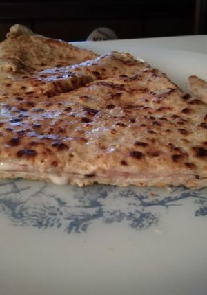Una foto de Crepe integral con tòfona y pistachos con queso de cabra 🦃 🐑