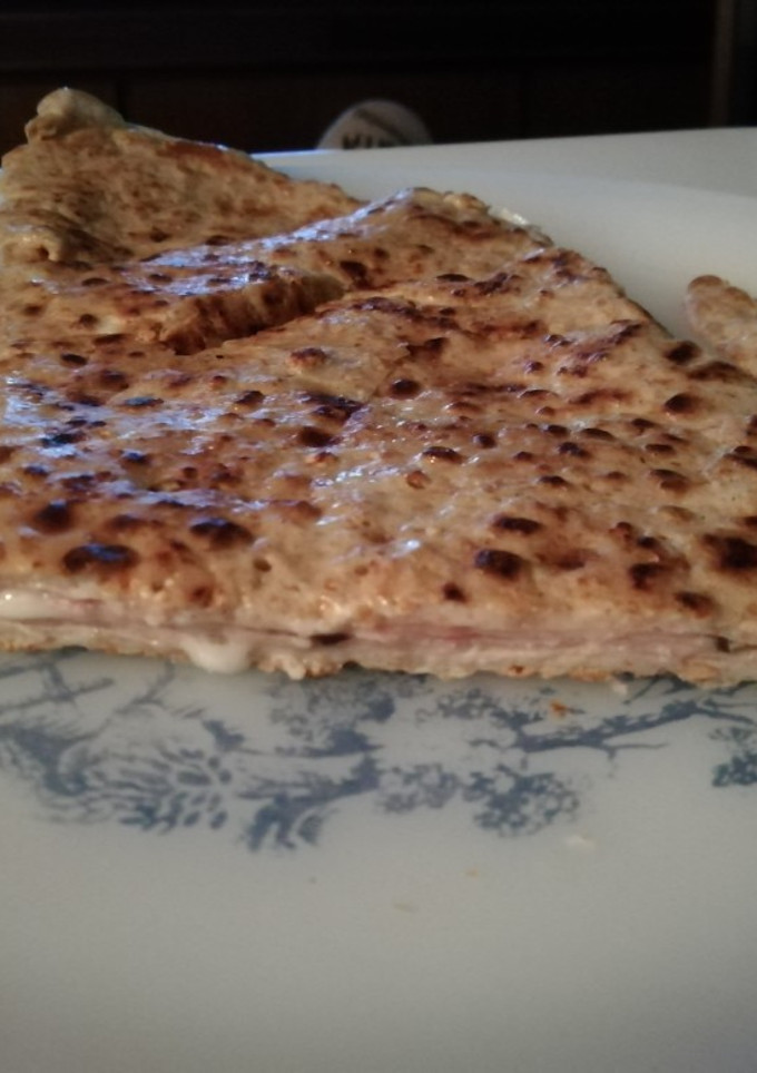 Una foto de Crepe integral con tòfona y pistachos con queso de cabra 🦃 🐑