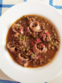Una foto de Lentejas con calamares