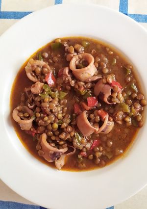 Una foto de Lentejas con calamares