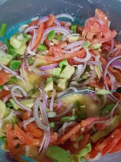 Una foto de Ensalada con aguacate