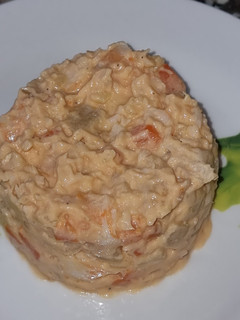 Una foto de Ensaladilla de merluza y langostinos