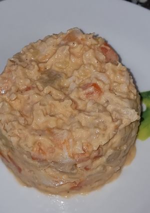 Una foto de Ensaladilla de merluza y langostinos