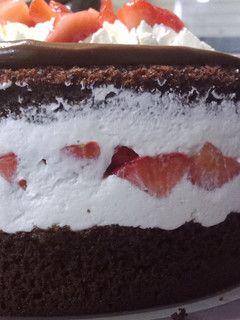Una foto de Tarta de chocolate (rellena nata con fresas)