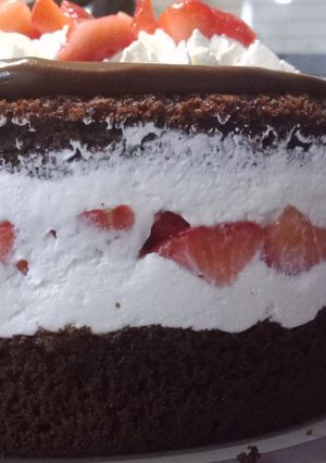 Una foto de Tarta de chocolate (rellena nata con fresas)