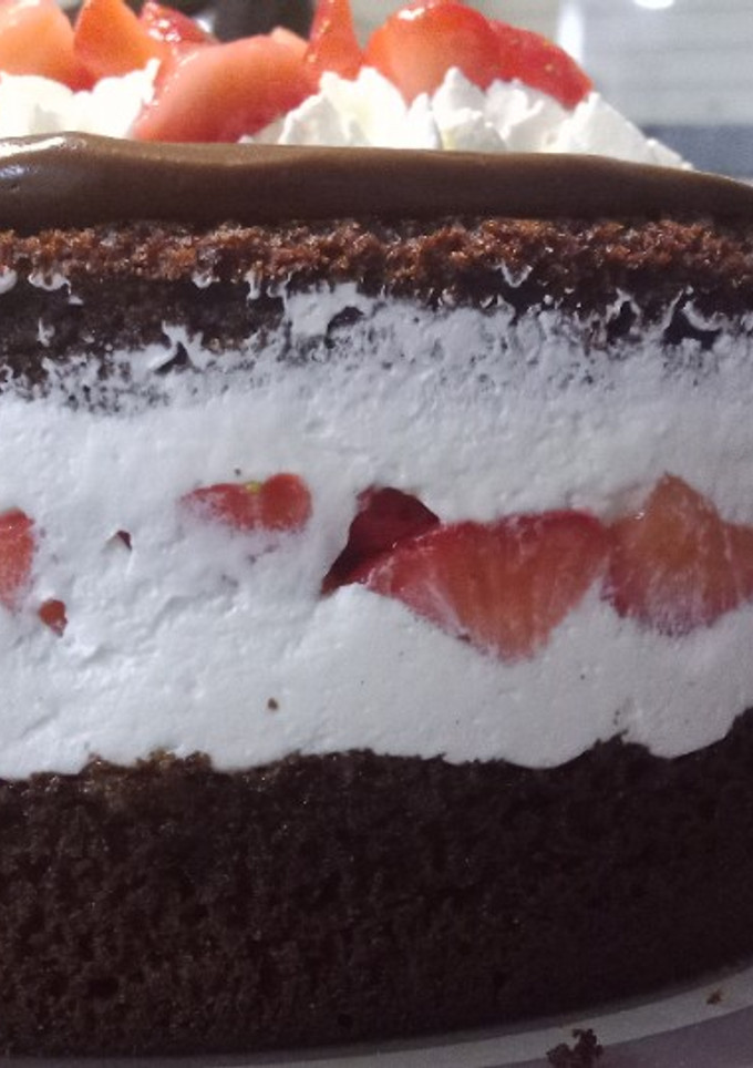 Una foto de Tarta de chocolate (rellena nata con fresas)