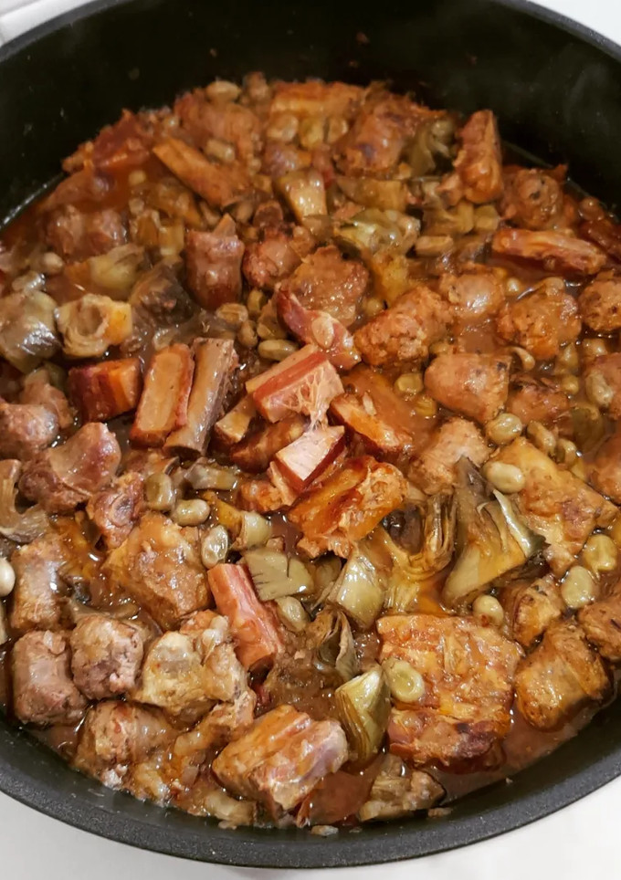 Una foto de Cazuela de costillas, panceta y butifarra con alcachofas
