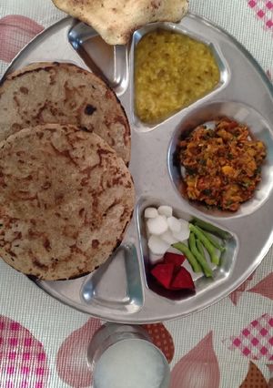 જુવાર રોટલો(jowar Rotlo Recipe in Gujarati) રેસીપી મુખ્ય ફોટો