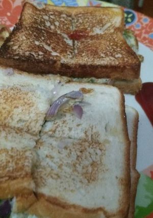 A picture of White Bread with omelette.