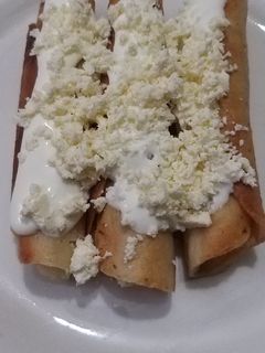 Una foto de Tacos dorados de papa y queso