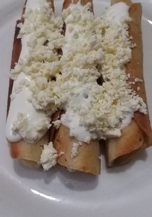 Una foto de Tacos dorados de papa y queso