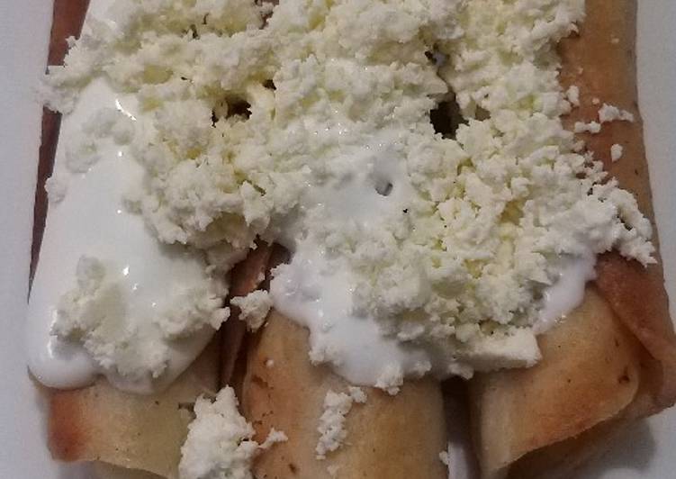 Tacos dorados de papa y queso