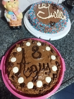 Una foto de Torta de cumple con decoración sencilla 🎂