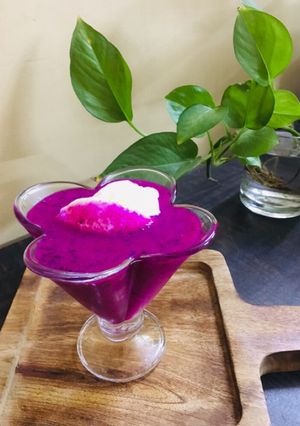 A picture of Dragon fruit milkshake.