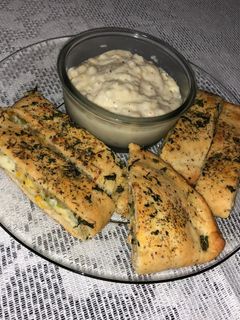 સ્ટફ ગાર્લિક બ્રેડ વિથ મેયો ડીપ (Stuff Garlic Bread With Mayo Dip Recipe In Gujarati) રેસીપી મુખ્ય ફોટો