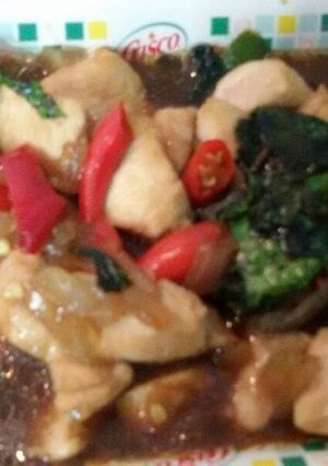 Foto resep Tumis ayam spicy saus tiram with basil leaf by mommy's kitchen