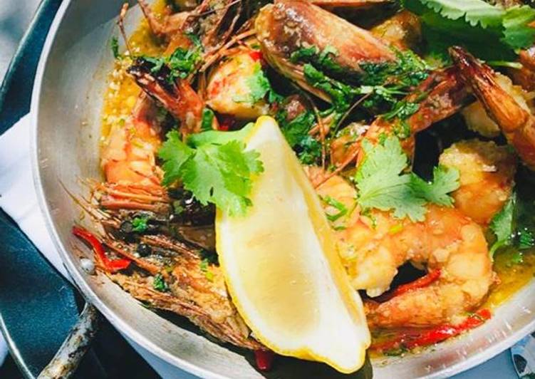 Harmoniosos Camarões com Alho, Azeite e Coentros - Tudogosreceitas