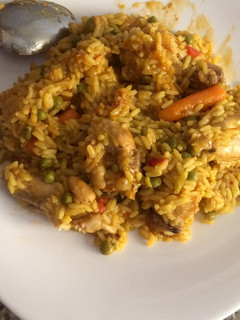 Una foto de Arroz con alas de pollo olla express
