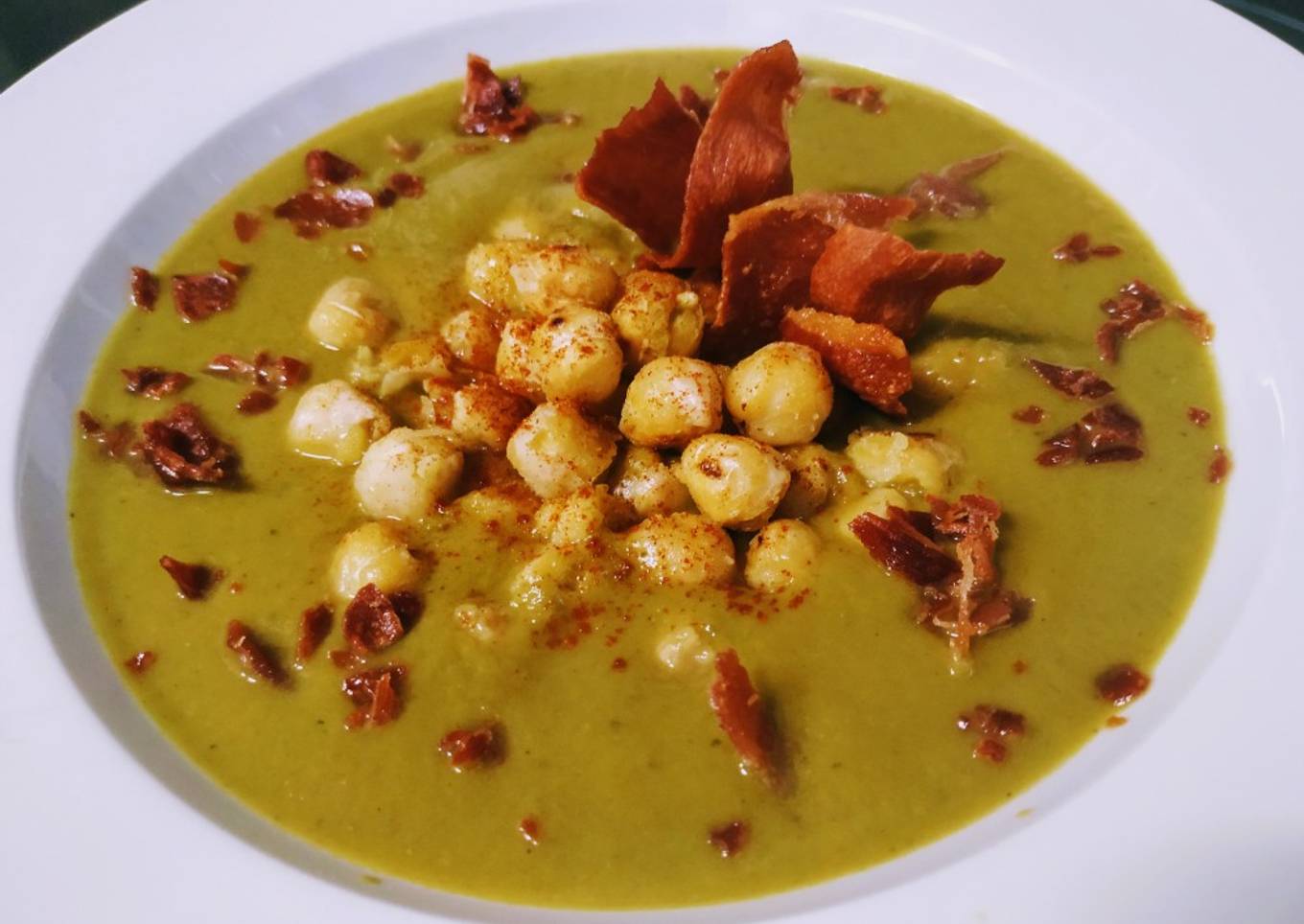 Crema de verduras con garbanzos y jamón crujientes