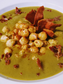 Una foto de Crema de verduras con garbanzos y jamón crujientes