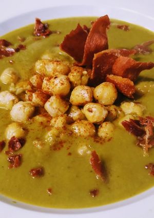 Foto principal de Crema de verduras con garbanzos y jamón crujientes