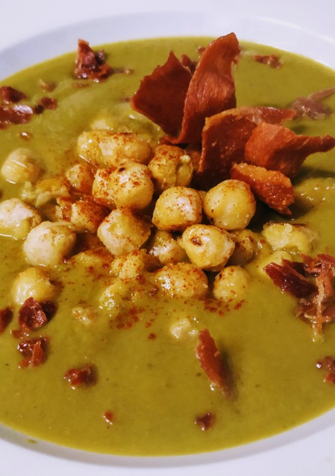 Una foto de Crema de verduras con garbanzos y jamón crujientes