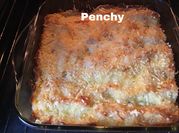 Una foto de salsa para pasta rellena de pescado