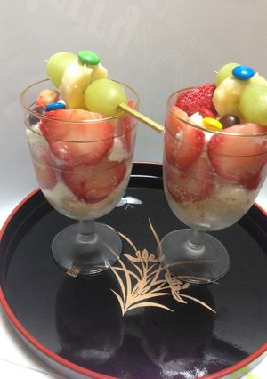 Una foto de Cheesecake de fresas, plátano, uvas