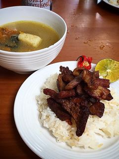 Una foto de Matambre Frita con su Caldo & verduras