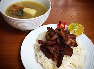 Una foto de Matambre Frita con su Caldo & verduras
