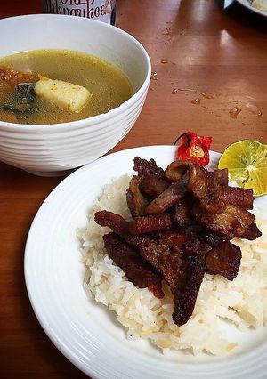 Una foto de Matambre Frita con su Caldo & verduras
