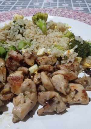 Una foto de Arroz integral, con brócoli y salteado de pollo🍗