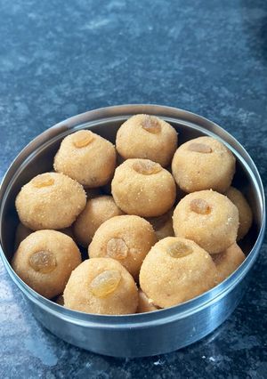 A picture of Rava Besan Ladoo.