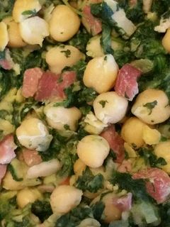 Una foto de Salteado de garbanzos y espinacas con jamón y bacon
