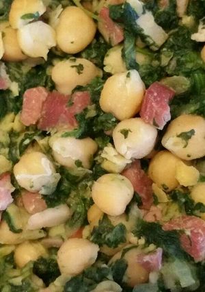 Una foto de Salteado de garbanzos y espinacas con jamón y bacon