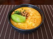 Una foto de locro peruano