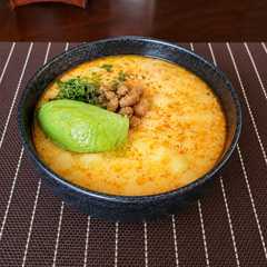 Una foto de Locro de papas con Chicharrón
