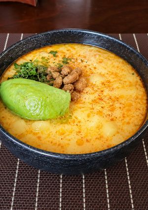 Una foto de Locro de papas con Chicharrón