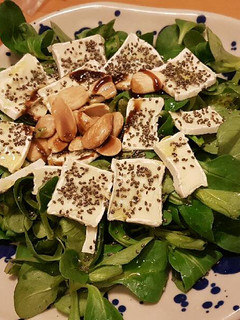 Una foto de Ensalada de canónigos con brie