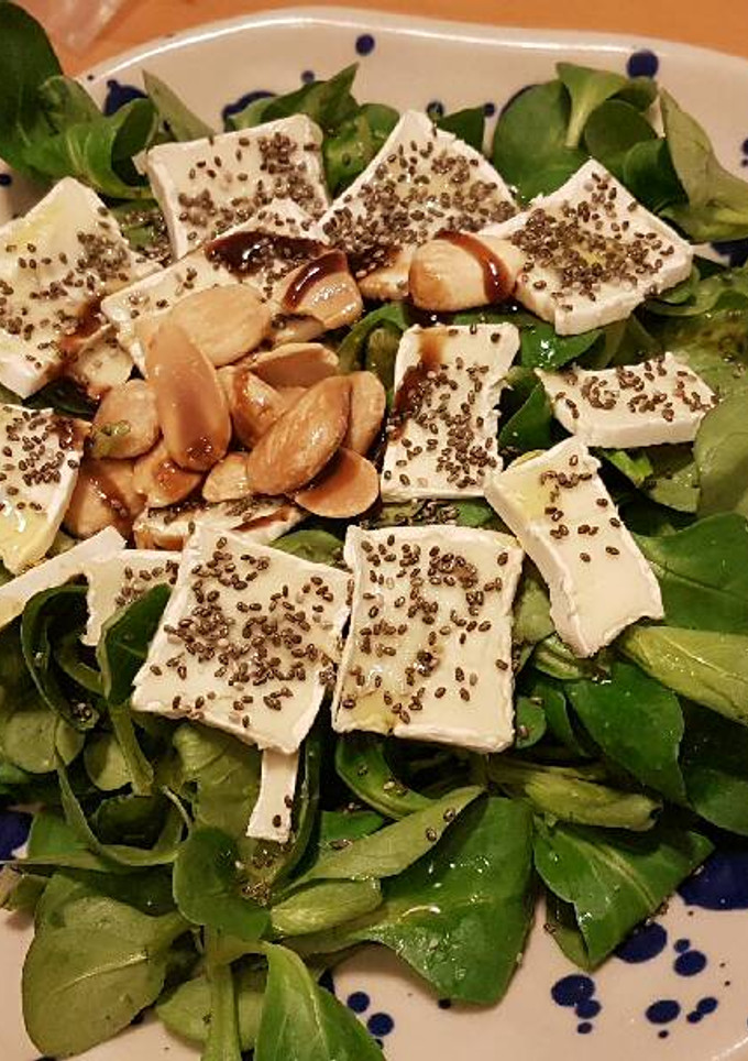 Una foto de Ensalada de canónigos con brie