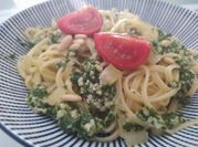 Una foto de salsa pesto para tallarines