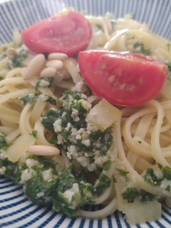 Una foto de Tallarines con pesto de albahaca y piñones