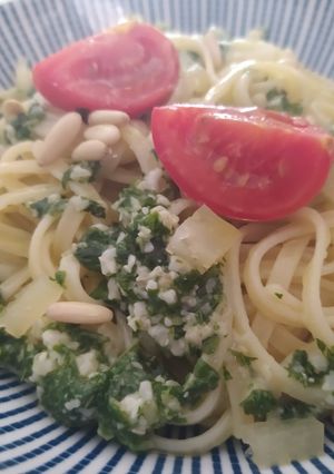 Una foto de Tallarines con pesto de albahaca y piñones
