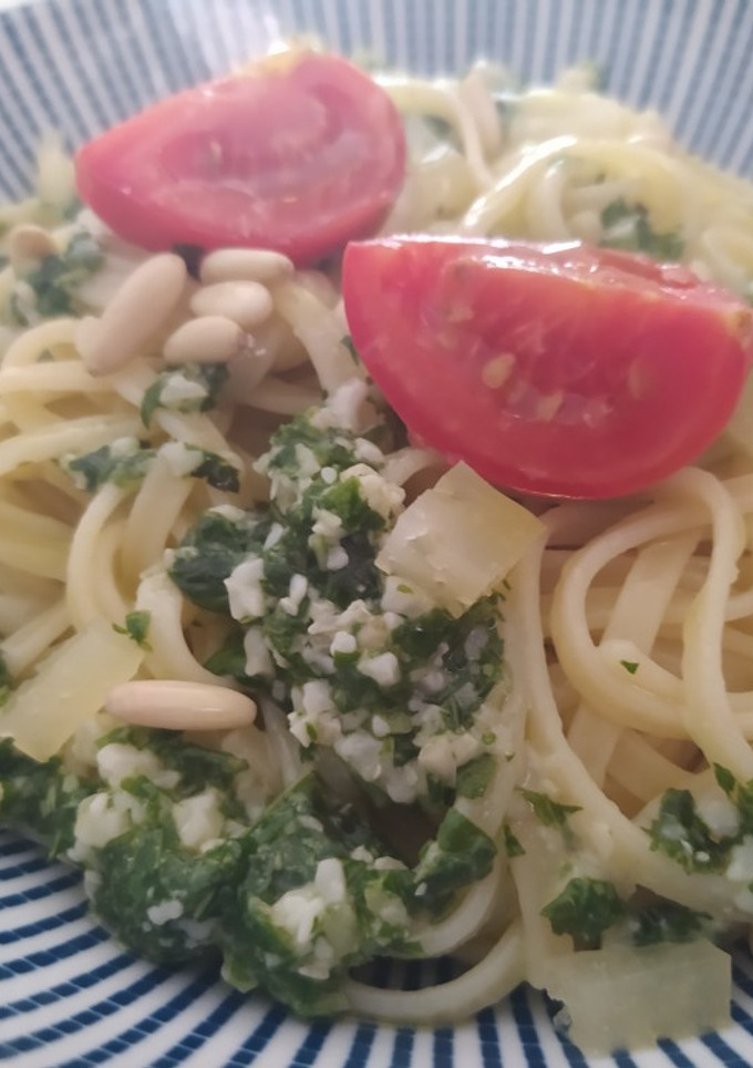 Una foto de Tallarines con pesto de albahaca y piñones