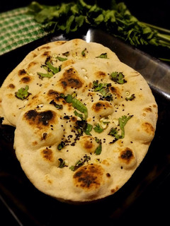 ગાર્લિક નાન (Garlic Naan Recipe In Gujarati) રેસીપી મુખ્ય ફોટો