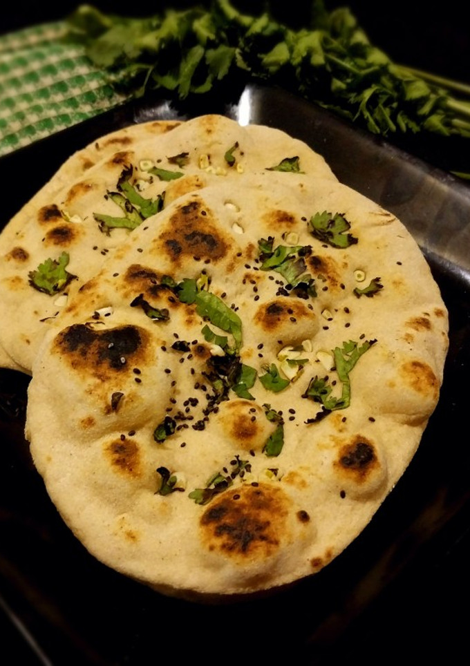 ગાર્લિક નાન (Garlic Naan Recipe In Gujarati) રેસીપી મુખ્ય ફોટો